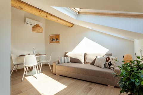 Living room, Seating area, Dining area, air conditioner