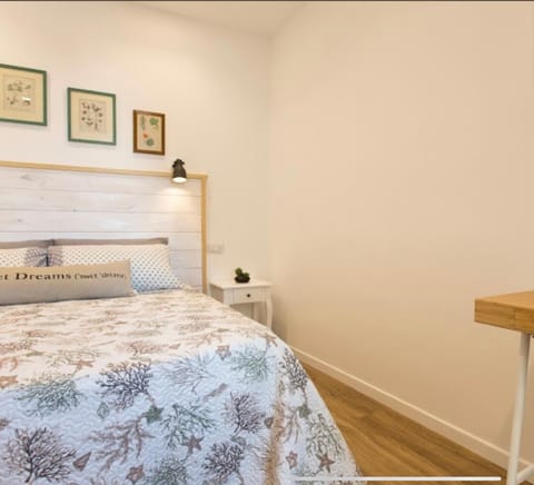 Photo of the whole room, Bedroom