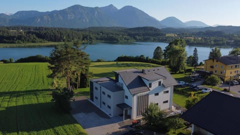 Property building, Day, Neighbourhood, Natural landscape, Bird's eye view, Lake view, Mountain view, Location, Parking
