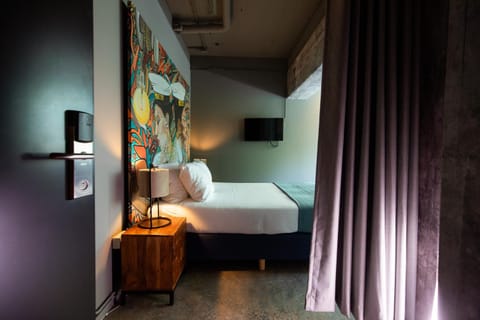 Bed, TV and multimedia, Bedroom, hair dresser
