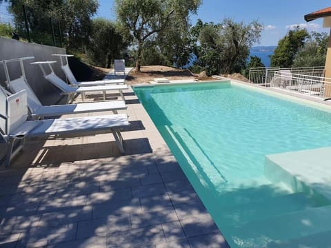 Villa Malù - APT Luisa Piscina e vista lago Apartment in Torri del Benaco