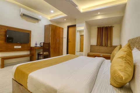 Communal lounge/ TV room, Bed, TV and multimedia, Living room, Photo of the whole room, Seating area, Evening entertainment, Bedroom, hair dresser, wardrobe, air conditioner