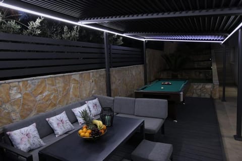 Luxury Villa Lana Apt, Seaview Terrace, Large Outdoor Space, BBQ Villa in Trogir