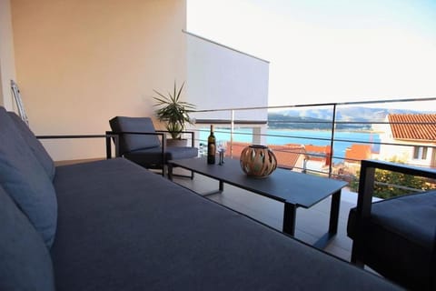 Luxury Villa Lana Apt, Seaview Terrace, Large Outdoor Space, BBQ Villa in Trogir