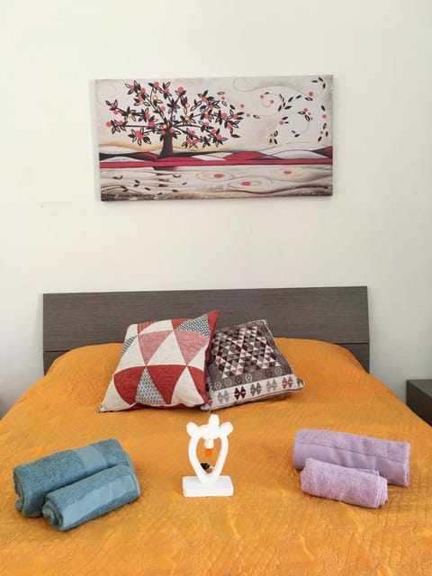 Bed, Bedroom, towels