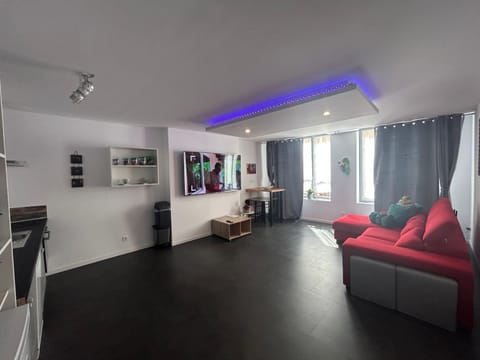 TV and multimedia, Kitchen or kitchenette, Living room, Seating area