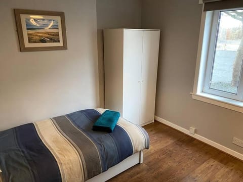 7 BR for 10 people in town House in Scotland