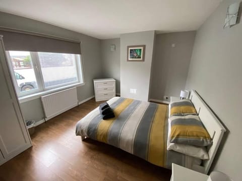 7 BR for 10 people in town House in Scotland