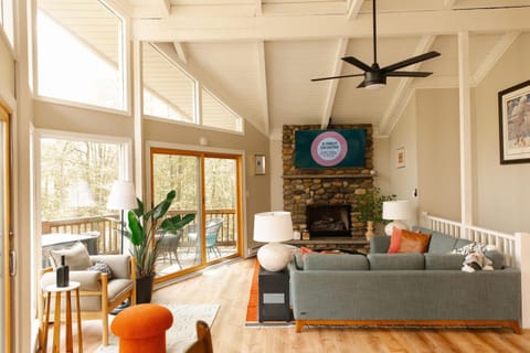 Lake Naomi Chalet - 2hrs from NYC House in Pocono Pines