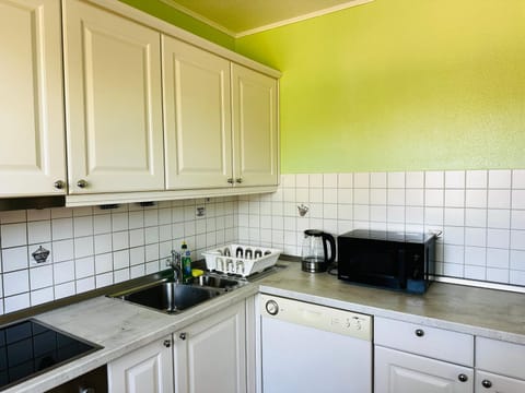 Coffee/tea facilities, Kitchen or kitchenette, dishwasher, stove