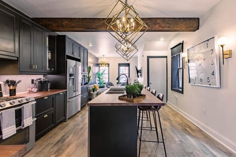 Kitchen or kitchenette, Seating area