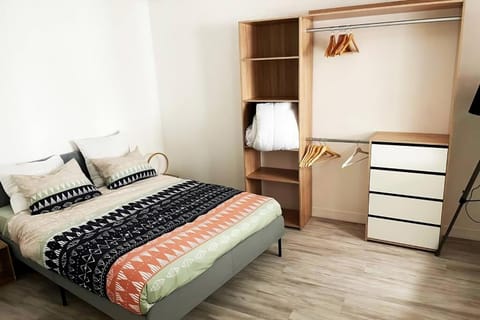 Bed, Photo of the whole room, Bedroom, wardrobe