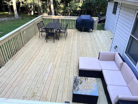 AMAZING Home with PRIVATE POOL, GAME ROOM & FIRE PIT! House in Middle Smithfield