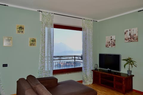 Communal lounge/ TV room, Natural landscape, TV and multimedia, Living room, Evening entertainment, Lake view