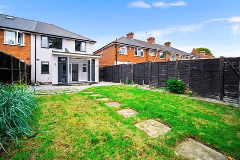 Property building, Day, Neighbourhood, Garden, Garden view