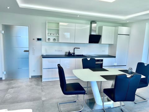 TV and multimedia, Kitchen or kitchenette, Living room, Seating area, Dining area, stove