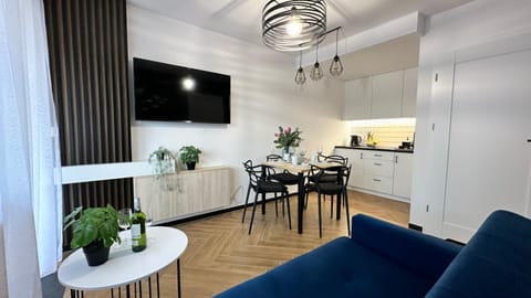 TV and multimedia, Kitchen or kitchenette, Living room, Seating area