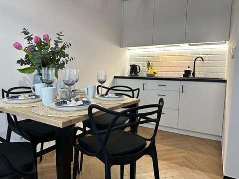 Coffee/tea facilities, Kitchen or kitchenette, Dining area, minibar, stove