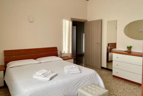 Bed, Bedroom, towels, wardrobe