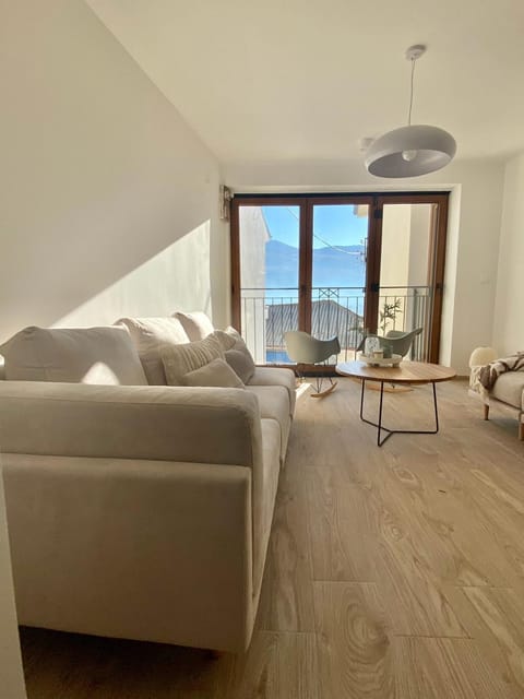 Bed, Natural landscape, Living room, Photo of the whole room, Seating area, Bedroom