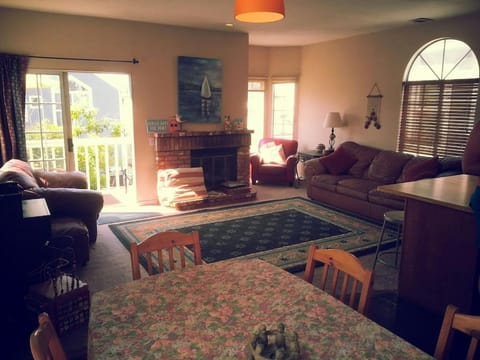 the Newport Family Peninsula Beach House Apartment in Balboa Peninsula