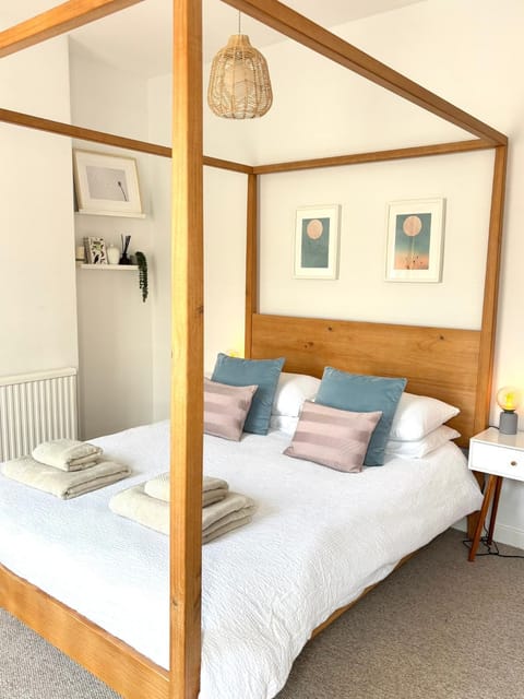 Bed, Bedroom, towels, wardrobe