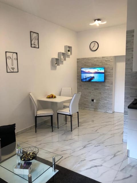 TV and multimedia, Living room, Seating area, Dining area