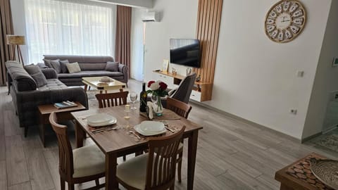 Living room, Dining area, Family