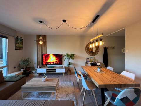 Communal lounge/ TV room, TV and multimedia, Living room, Seating area, Dining area