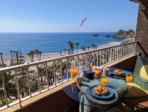 Patio, Day, Natural landscape, View (from property/room), Balcony/Terrace, Food and drinks, Dining area, Beach, Food, Sea view, Breakfast, Drinks