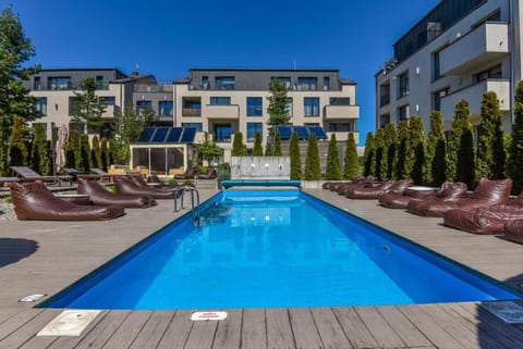Property building, Day, Pool view, Swimming pool, Swimming pool, sunbed