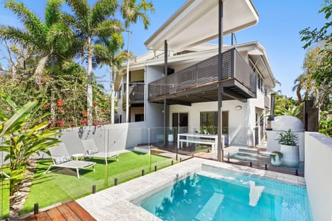 Property building, Balcony/Terrace, Swimming pool, sunbed