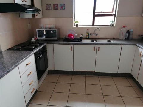 Kitchen or kitchenette, minibar, stove