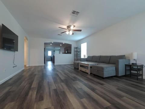 TV and multimedia, Living room, Seating area, fireplace