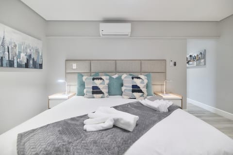 Bed, towels, air conditioner