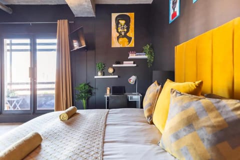 Bed, TV and multimedia, Decorative detail