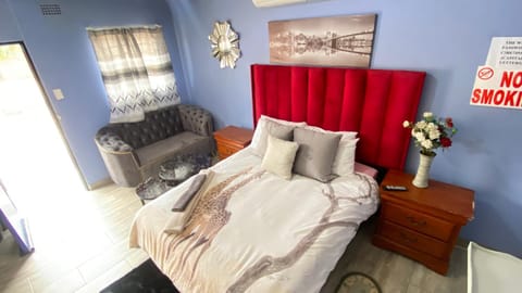 Bed, Photo of the whole room, Seating area, Bedroom