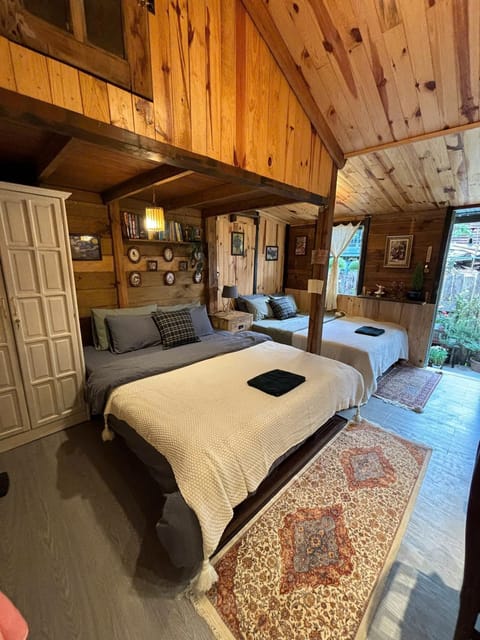 Bed, Living room, Photo of the whole room, Seating area, Bedroom