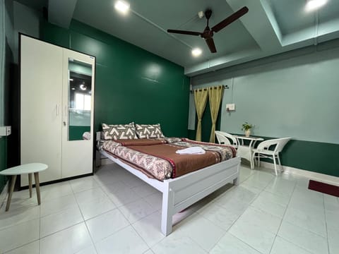 Bed, Living room, Photo of the whole room, Seating area, Bedroom, fireplace, air conditioner
