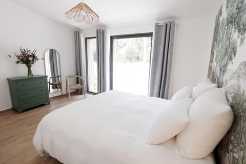 Shower, Toilet, Patio, Bathroom, Bedroom, cot, babysiter, towels