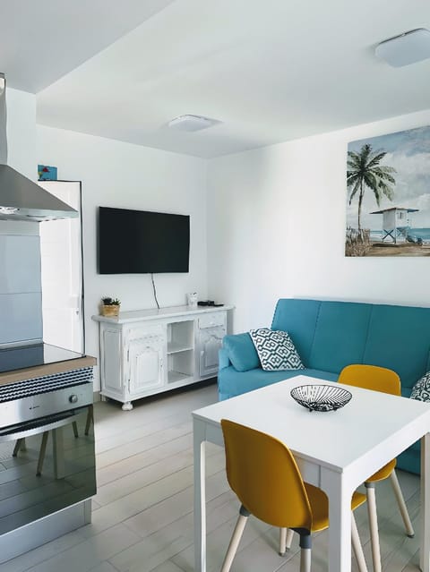 TV and multimedia, Kitchen or kitchenette, Living room, Dining area