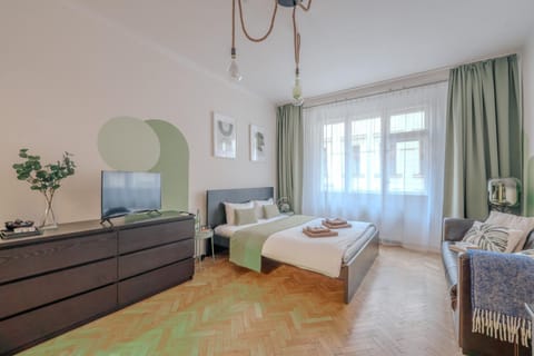 Bed, TV and multimedia, Photo of the whole room, Bedroom, towels