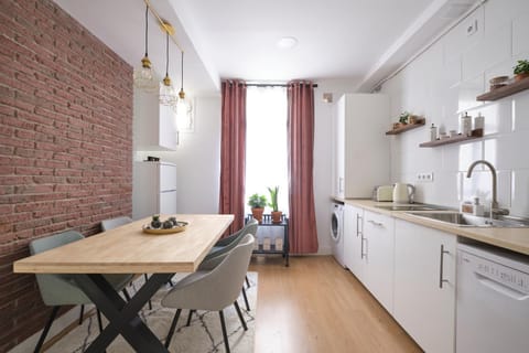 Kitchen or kitchenette, Dining area, minibar, stove