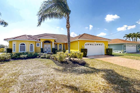 Waterfront Hideaway House in Cape Coral