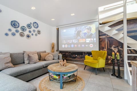 TV and multimedia, Living room, Seating area, Evening entertainment