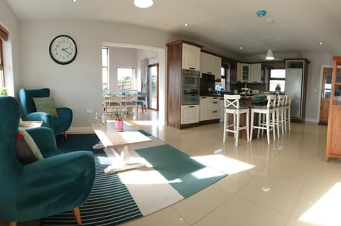 Kitchen or kitchenette, Seating area
