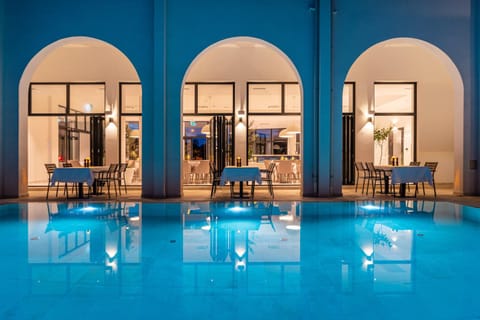 Restaurant/places to eat, Pool view, Swimming pool