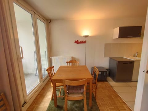 5 mn (450 m) walk Metro/La Defense/Netflix/Parking Apartment in Puteaux