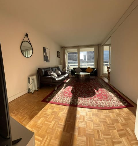 5 mn (450 m) walk Metro/La Defense/Netflix/Parking Apartment in Puteaux