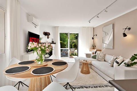 TV and multimedia, Living room, Seating area, Dining area